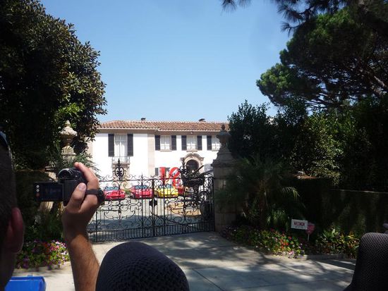 Beim Guess-Jeans Designer standen seine 11 Ferraris protzig vorm Eingang.