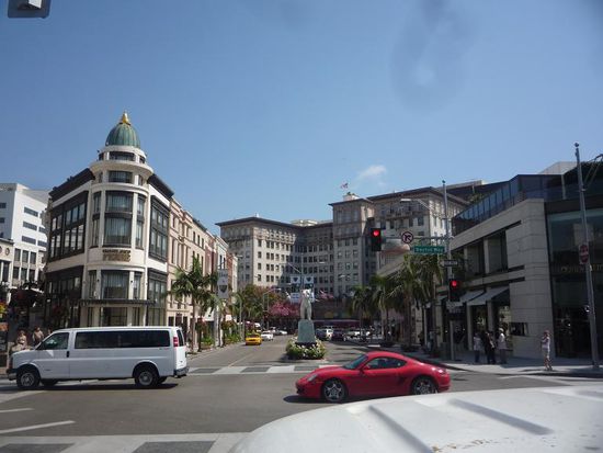 Neben vielen Luxusboutiquen, sahen wir auch das Hotel in dem Pretty Woman gedreht wurde(das große geradeaus!).