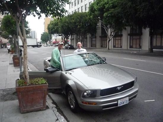 Franky fuhr stilechte mit einem Mustang vor und lud uns auf einen California-Ride ein.