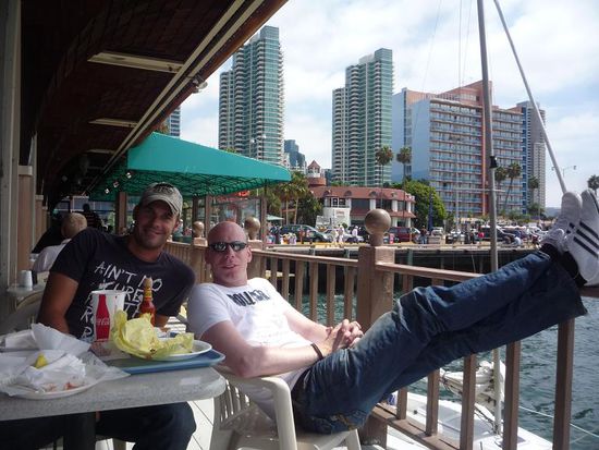 und dinierten wir in einer Fisch-Imbissbude am Hafen.