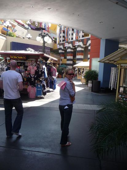 wir besuchten die Horton Plaza. Waehrend Ines Victorias Secret besuchte, musste Frank unbedingt zu Abercrombie...