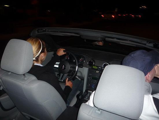 Da die Jungs das amerikanische Bier testen mussten, cruiste Ines sie sicher nach Hause.