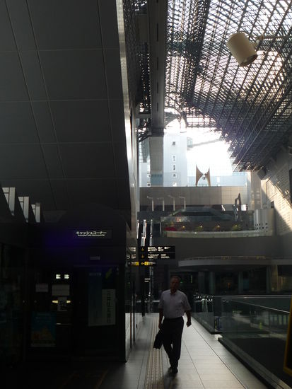 Gleich bei der Ankunft waren wir beeindruckt von dem modernen Bahnhof Kyotos.