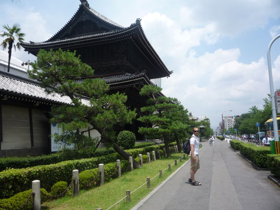 Kaum in Kyoto angekommen, waren wir auch schon auf der Suche nach seinen Sehenswuerdigkeiten. Als erstes besuchten wir den "Nishi-Hongangji" im Zentrum, der uns vor allem wegen seiner Groesse beeindruckte.