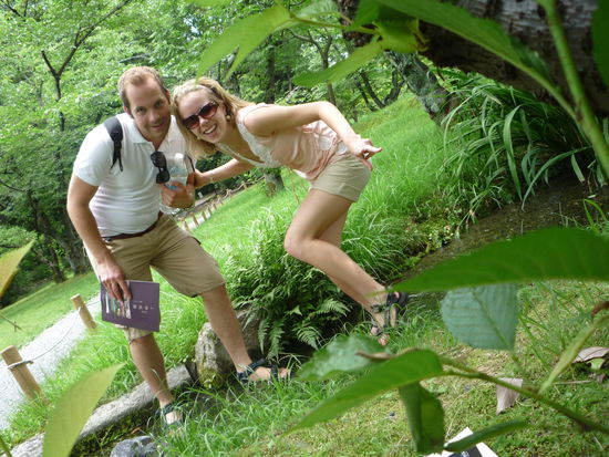 Den Garten-eigenen Bach funktionierten wir als erfrischendes Fussbad um, da es (und vor allem UNS)richtig heiss war.