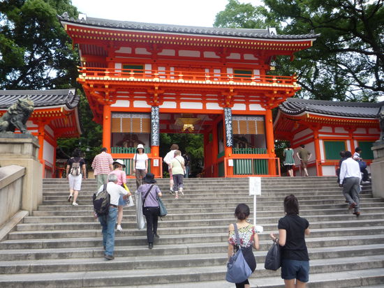 Wir hatten trotzdem noch Spass an Japan und wollten nun die Geishas, die hier leben sollen, sehen. Also gings in den Stadtteil "Gion", wo wir zufaellig auch an dem groessten Tor Japans (vom Kenninji Tempel)vorbei kamen.