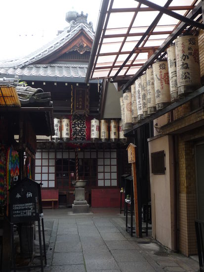 In Gion scheint die Zeit stillzustehen. Hier kann man sich noch ein Bild von dem alten Japan machen&gt; kleine Gassen mit Holzhaeusern...