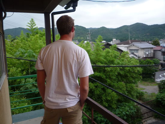 Den Abend verbrachten wir in unserem Hostel, welches fuer jap. Verhaeltnisse recht gross ist. Von fast jedem Punkt Kyotos kann man wie von unserer Terasse die umliegende Berglandschaft sehen.