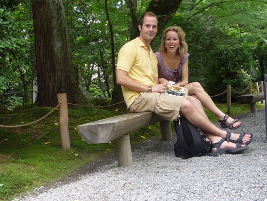 Zum Mittagessen besuchten wir den Ryoanji Garten, natuerlich bewaffnet mit unserem obligatorischen Supermarkt-Sushi zum Mittag...das ist hier viel billiger u leckerer als in Dt. (dafuer schmeckts Bier hier ni so gut sagt Hannes)