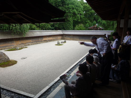Highlight des Gartens ist der "Zen Garten", er soll zur Meditation einladen. Je laenger man sich ihn anschaut, desto mehr soll man entdecken koennen ...Hannes hat n Fussballtor, ne Kroete und nen Blitz und Ines nen Hurrican entdeckt...wir sind uns nicht sicher ob das im Sinne des Erfinders war!
