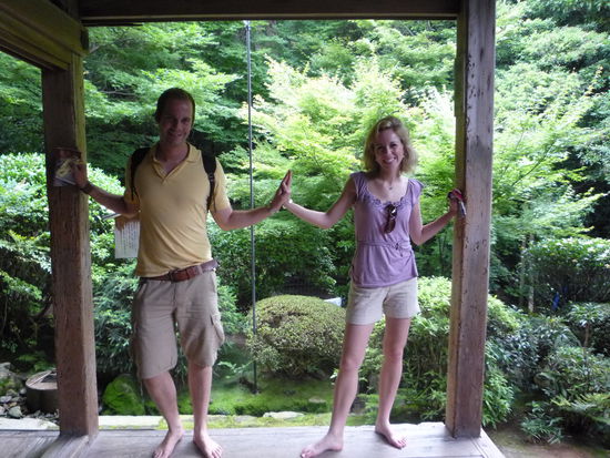 der Zengarten ist Teil eines Tempels, der von schoener Natur umgeben ist. Wie in jedem Tempel, hiess es auch hier&gt; Schuhe aus!!!