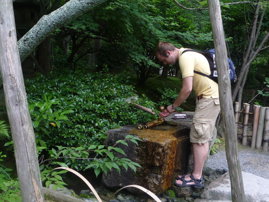 Das Uebergiessen der Arme soll Glueck bringen...