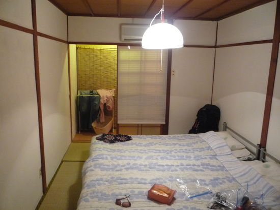 Unser jetziges Zimmer bietet endlich viel Platz u ne eigene Dusche, leider gehts morgen in ein anderes Hostel...