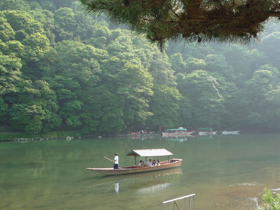 Unten am Fluss angekommen winkten uns die froehlichen Japan-Boots-Touris zu...Wie gerne waeren wir eingestiegen...