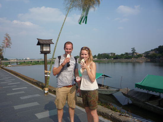 Wir brauchten Abkuehlung. Also: Her mit dem Eis!!!(Hannes Schoko (wat sonst,ne)Ines Gruener Tee (Klingt komisch, schmeckt aber!))