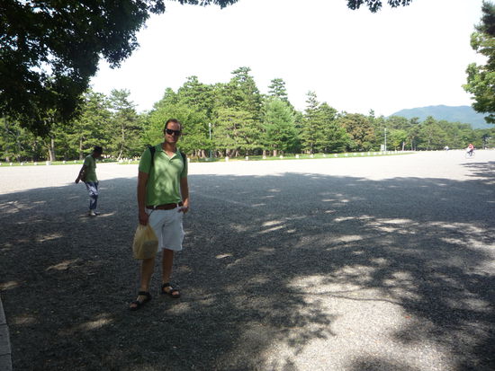 Bei gefuehlten 120 Grad (Schaetzt Hannes)besuchten wir den Park des Imperial Palace.