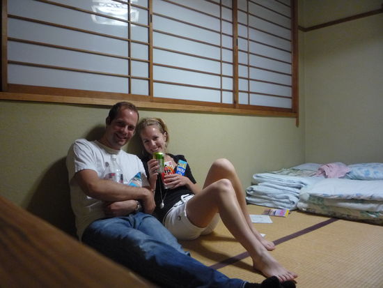 Eigentlich wollten wir abends so richtig feiern gehen, unsere Beine entschieden sich aber fuer Zimmer mit Bier u Knabberzeug...