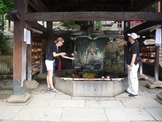 Demnaechst muss Ines ganz viel Glueck haben, sooft wie sie sich schon mit heiligem Wasser begossen hat!