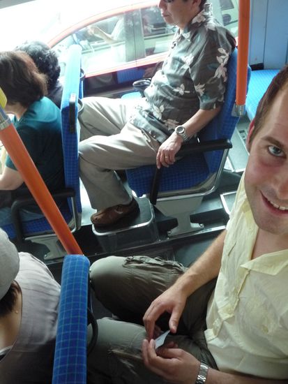 Neuer Tag- neue Enge. Hannes im Bus aufm Weg zum Nijojo, einem japanischen Schloss.