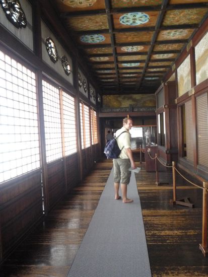 Anders als in Dt. sind die Schloesser hier komplett aus Holz. Der Shoghun hat den Boden so konstruiert,dass bei jedem Schritt eine Art Vogelgesang entsteht, um vor Eindringlingen gewarnt zu sein.