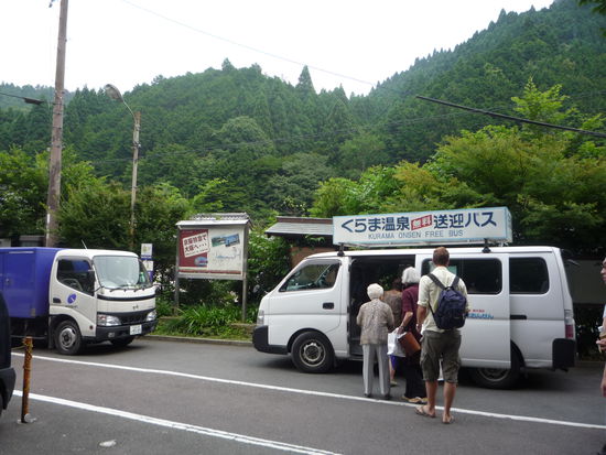 Direkt am Bahnhof wartete ein kostenloser Pickup des Onsen auf Gaeste (also uns und die 20 anderen Ue 70er...)