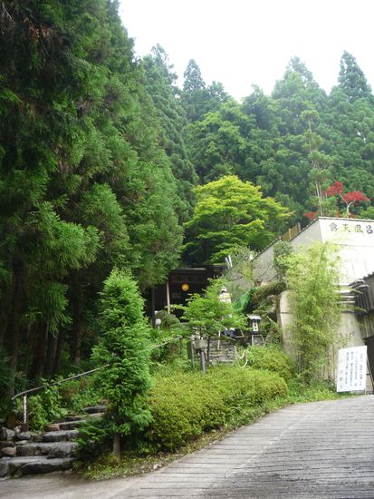 Schon bei der Ankunft waren wir begeistert. Direkt im japanischen Wald gelegen versprach er jede Menge Entspannung und Ruhe...Wir 2 Lovebirds freuten uns schon auf ein gemeinsames Bad!