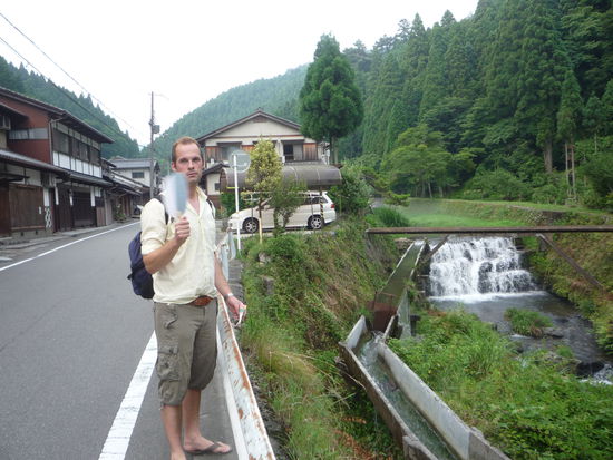 Den Rueckweg durch dieses suesse Bergdorf machten wir zu Fuss. Hannes mit Dauer-wedeln