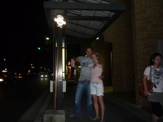 Jetzt aber, endlich mal weggehen, dachten wir. An der Bus-Station angekommen wurden unsere Plaene durchkreuzt. Die Busse in Kyoto fahren naemlich nur bis 22h....Suuuper!