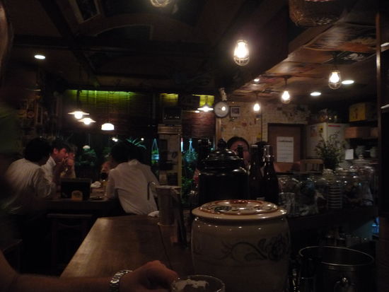 Bei gemuetlicher Stimmung leerte Hannes 3 Bier u Ines probierte einen Sake (jap.Reiswein oder -schnaps) und nen Cocktail (schoen suess,ne)