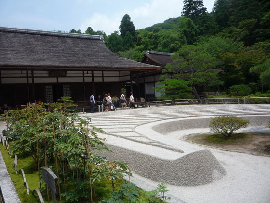 Bei strahlenden Sonnenschein besuchten wir den Silberenen Tempel mit seinem kunstvollen Zen-Garten