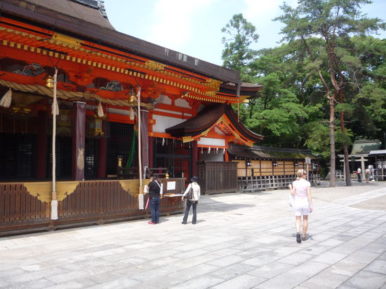 Im Stadtteil Gion hatten wir erst einmal genug von Kultur und rasten an den Tempeln vorbei, um einen geeignete Parkbank zu finden.