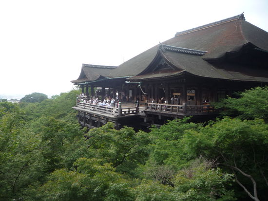 Gestaerkt gings hoch zum Kiumizudera im Osten Kyotos, ein Holztempel hoch in den Bergen.