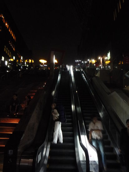 Mit dem Rucksaecken gings ganz nach oben aufs Dach des Bahnhofs von Kyoto