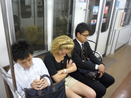 Heute waren wir in Asakusa (Tokio). Ines hat sich eine neue Uhr gekauft (hat ja auch noch keine!). Am Ende hat uns dann aber doch die Muedigkeit gepackt, was hier in Japan aber keinem auffaellt...