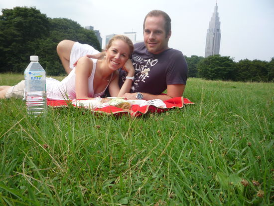 Zeit hatten wir dafuer fuer ein Picknick auf einer schoenen Gruenflaeche. Obwohl die Stadt und der Verkehr so nah waren, hatten wir hier wirkliche Ruhe!
