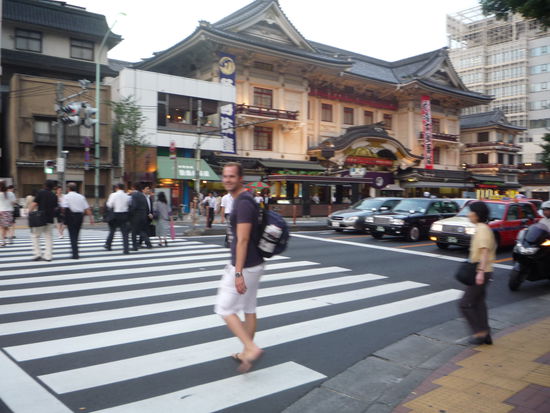 Frisch gestaerkt und ausgefaulenzt verspuerten wir Lust auf hochwertige Kulturerlebnisse. Also steuerten wir ein Kabuki-Theater an.