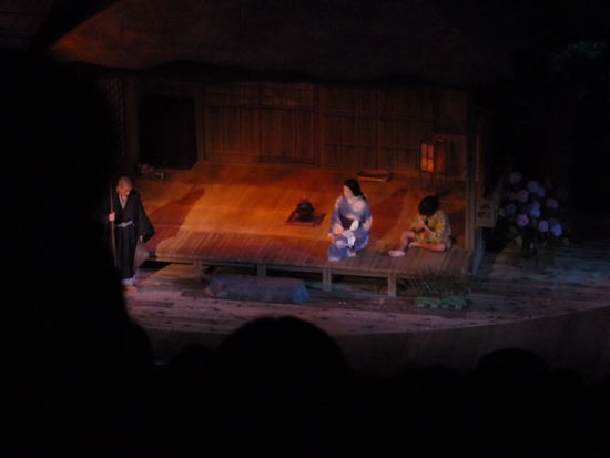 Die Auffuehrung war wirklich aufwendig und toll gemacht: Aufwendiges, sich mechanisch veraenderndes Buehnenbild, tolle Kostueme....Thema des Stueckes??? Fragt die Japaner, wir haben naemlich auf die 2Euro- Uebersetzerhoerer verzichtet und ... NIX verstanden. Haben uns dann fuer die Darstellung eines Pferdes auf der Buehne unterhalten. Nach einem ziemlich langen Dialog klatschten alle (wie waehrend des gesamten Stueckes fuer uns an komischen Stellen), Ines klatschte aus Reflex mit . Hannes Reaktion "Bist du bescheuert? Dafuer klatschen wir nicht!!!"