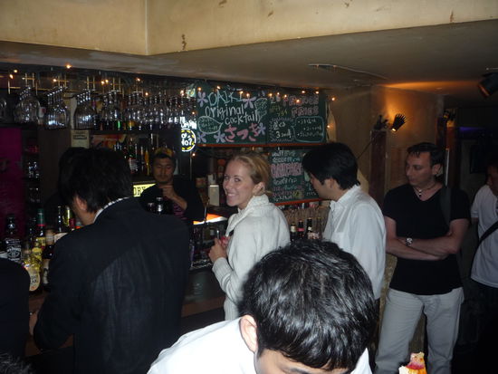 Unten angekommen (Bar ist im Keller!)orderte Ines erstmal n paar Drinks. Da es aber unter-keller-kalt war, waren wir auch schnell wieder oben/in der Metro/ im Bett!