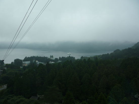 Nochmal sollte es fuer uns hoch hinaus gehen. Naemlich mit der Seilbahn auf einen Aussichtspunkt, wo uns der beste Blick auf den Fuji versprochen wurde.