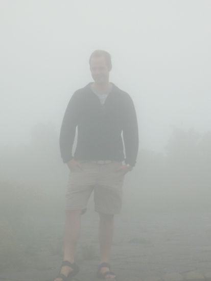 Oben angekommen sahen wir dann nur Wolken. Wenn wir uns mehr als 2m voneinander entfernten sahen wir selbst uns gegenseitig nicht mehr... War aber ein besonderes Erlebnis, fast so wie Dampfbad in kalt. Hatten danach richtig nasse Haare.