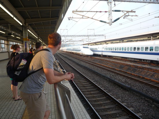 Bevor UNSER Schinkansen ankam, bekamen wir von den mit ueber 200 Sachen an uns vorbeiduesenden Zuegen schon einmal einen Vorgeschmack auf diese Flitzer.