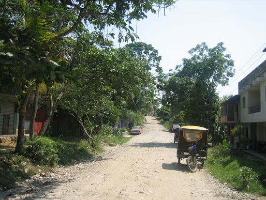 der Ort Uchiza, rechts ein Mototaxi