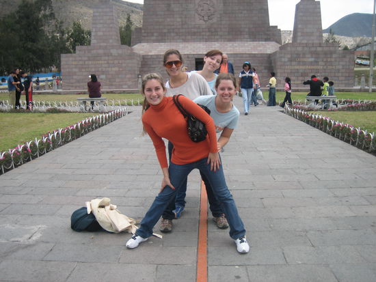 Gleichzeitig auf der Nord- und Suedhalbkugel beim Mitad del Mundo