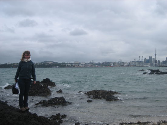 vor der Skyline Aucklands
