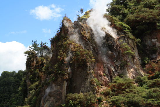 rauchende Berge im Waimangu Volcanic Valley