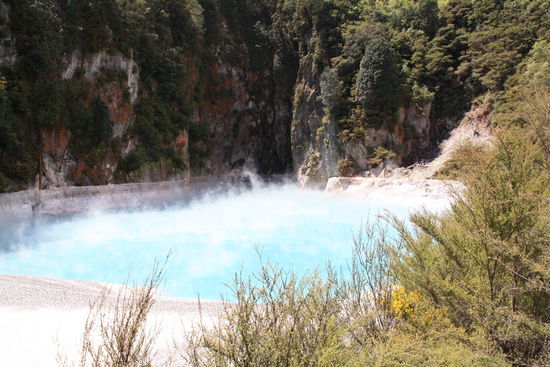 tuerkisblaues Wasser in einem Vulkankrater