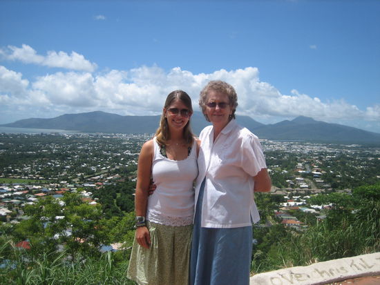 Margaret und ich (im Hintergrund Cairns)