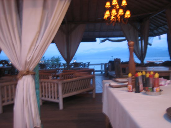 Abendessen mit Blick aufs Meer