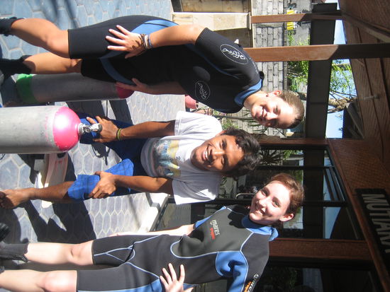 Hannah und ich in unseren sexy Tauchanzuegen