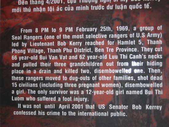 daneben hingen Fotos...